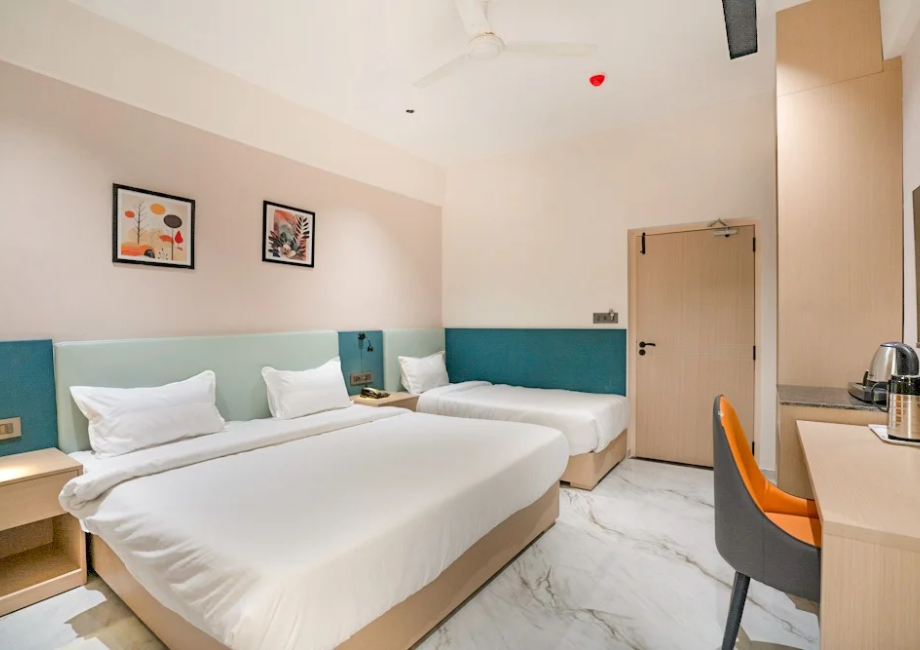 AC Room at Vijayeendra Vasati Gruha Guest House
